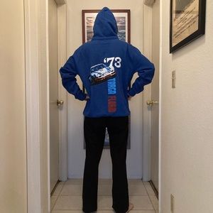 Custom brand, size large, regular fit, pullover